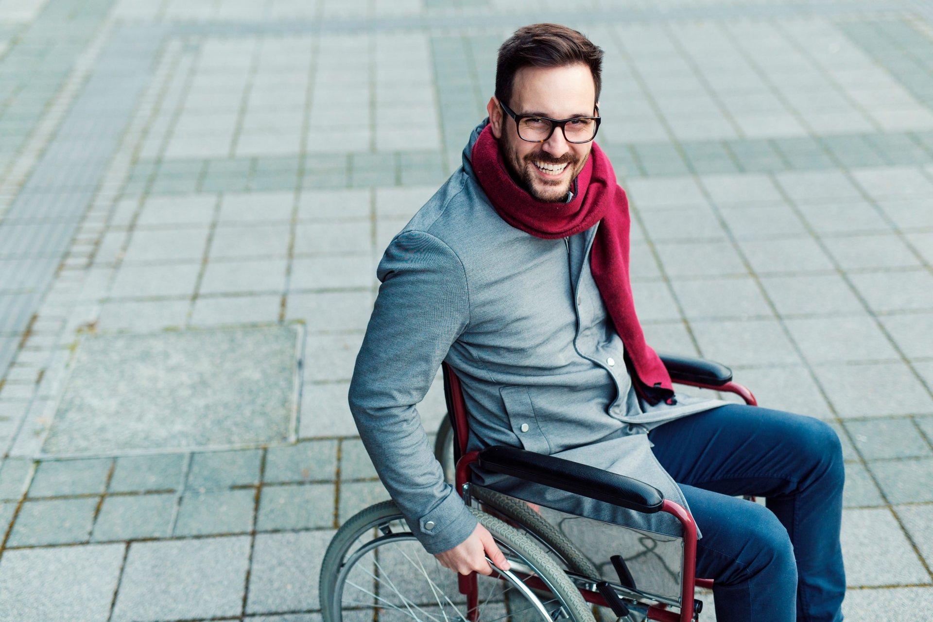 Мужчина в инвалидном кресле на улице